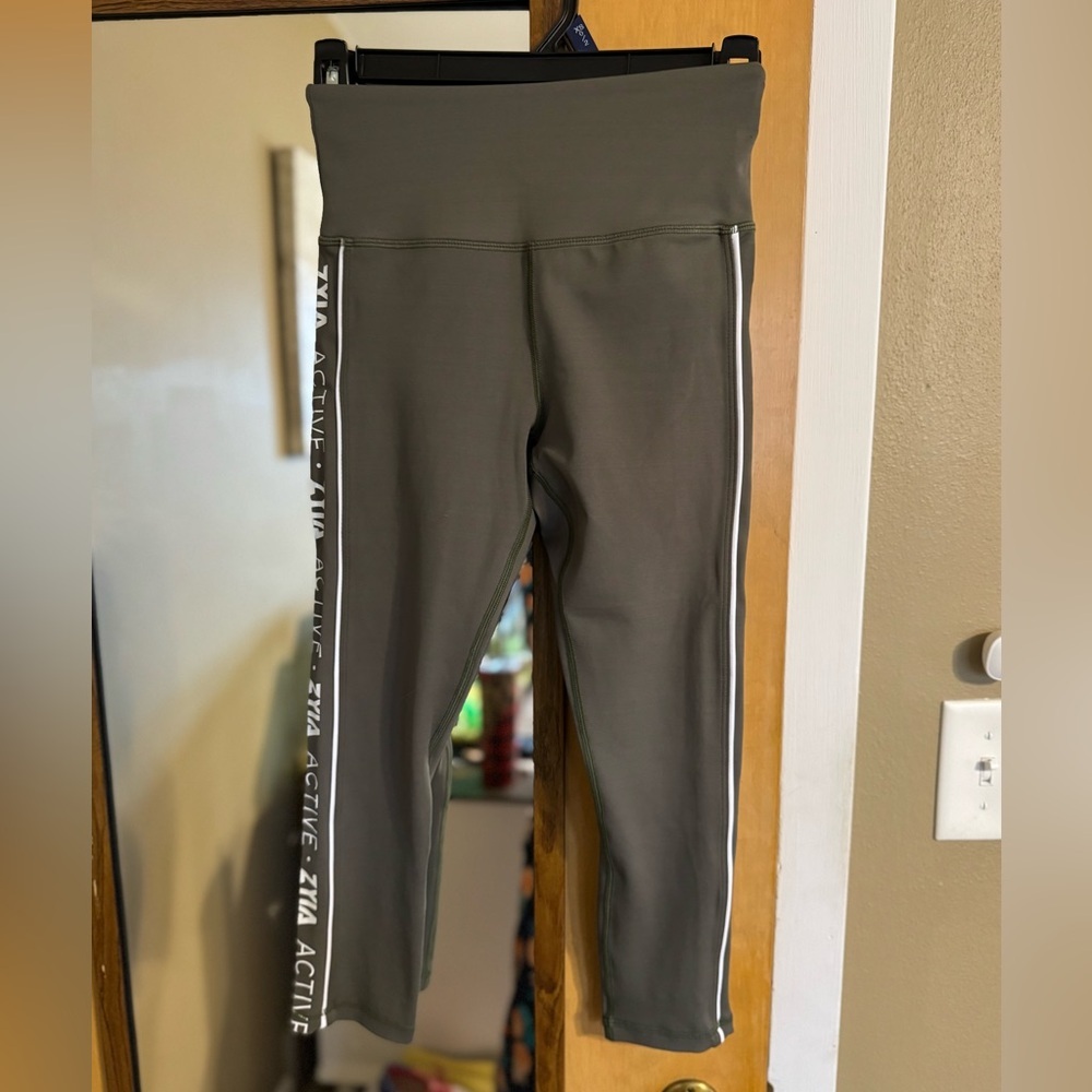 Zyia Active Olive Logo Light-N-Tight Capri Leggings 20”